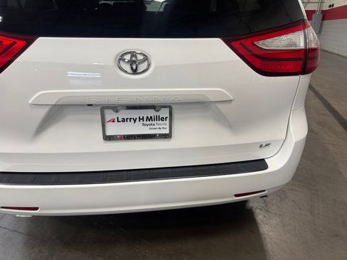 Used 2019 Toyota Sienna LE w/ LE Preferred Package image 25