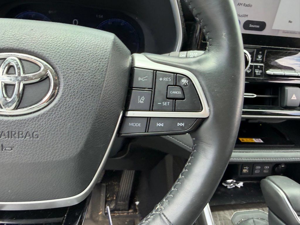 Used 2024 Toyota Highlander Limited FWD image 27