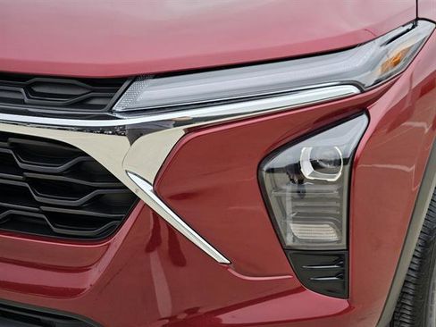 Used 2025 Chevrolet Trax LT w/ LT Convenience Package image 5