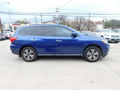 Used 2017 Nissan Pathfinder SV image 8