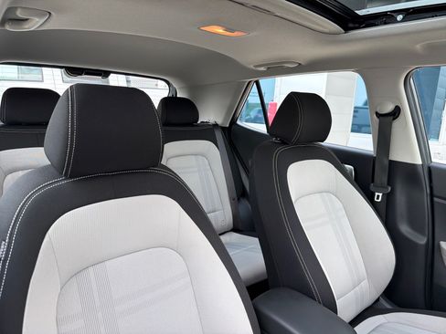 Used 2025 Hyundai Venue SEL FWD image 28