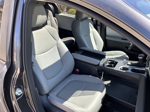 Used 2025 Toyota Sienna XLE image 37