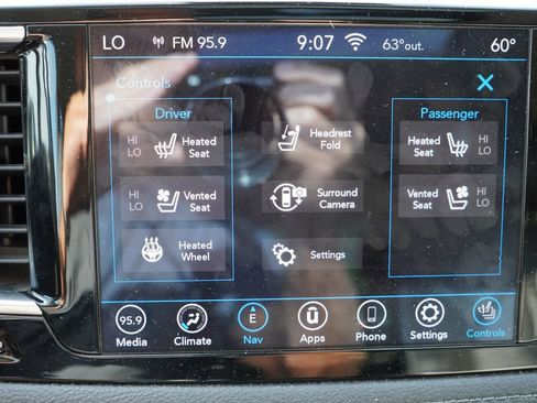 Used 2020 Chrysler Pacifica Limited w/ Tire & Wheel Group FWD image 8