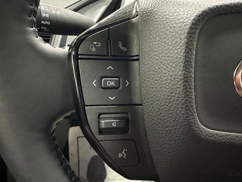 Used 2025 Toyota Prius XLE image 19