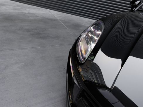 Certified 2025 Porsche Macan AWD/4WD image 40