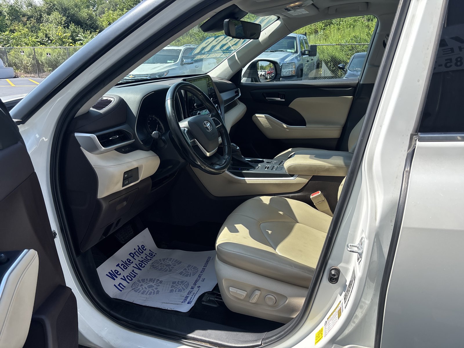 Used 2022 Toyota Highlander XLE AWD/4WD image 11