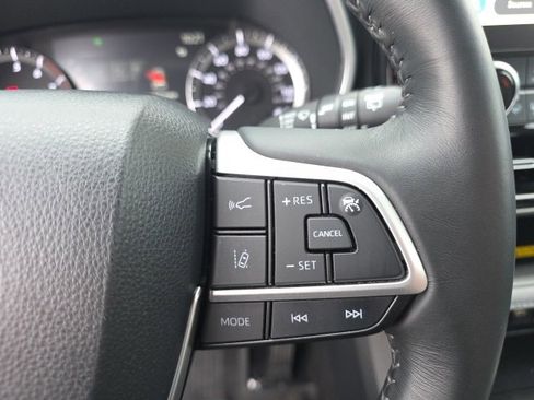 Certified 2023 Toyota Highlander XLE image 19