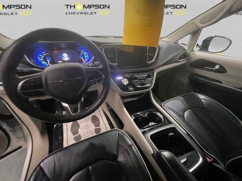 Used 2023 Chrysler Pacifica Limited FWD image 11
