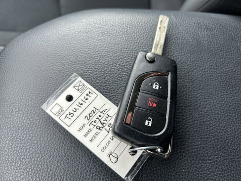 Used 2021 Toyota RAV4 LE AWD/4WD image 32