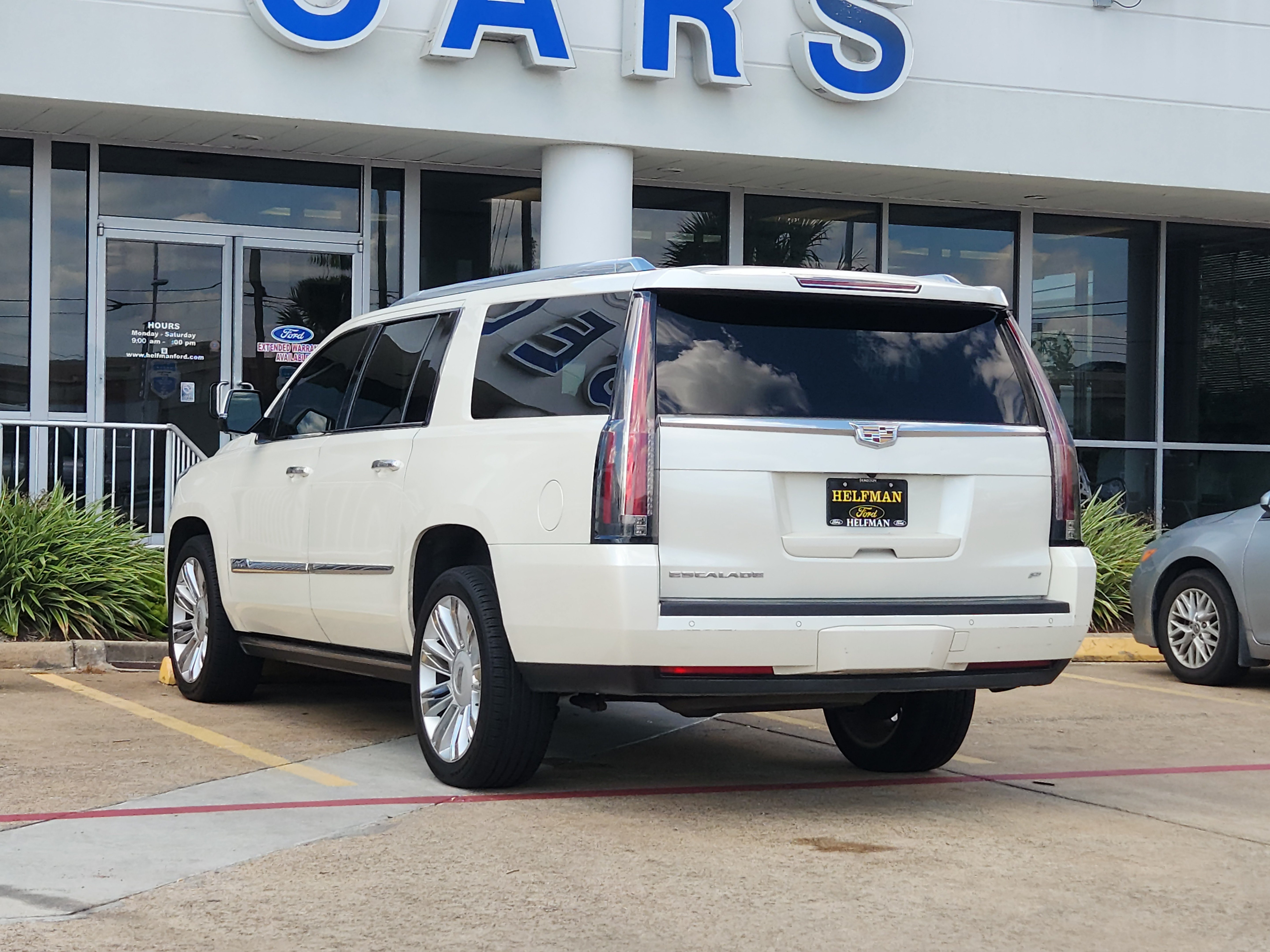 Used 2015 Cadillac Escalade ESV Platinum AWD/4WD image 4
