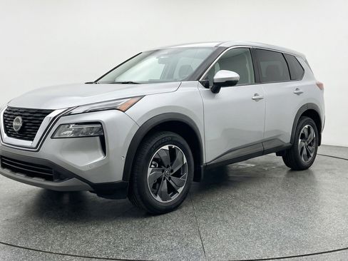 Used 2025 Nissan Rogue SV image 3