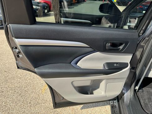 Used 2015 Toyota Highlander LE image 20