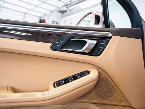 Used 2016 Porsche Macan S image 33