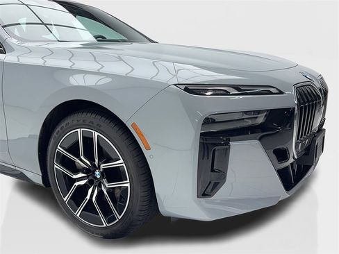 Used 2023 BMW 740i image 3