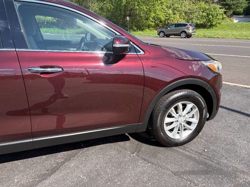 Used 2017 Kia Sorento FWD image 5
