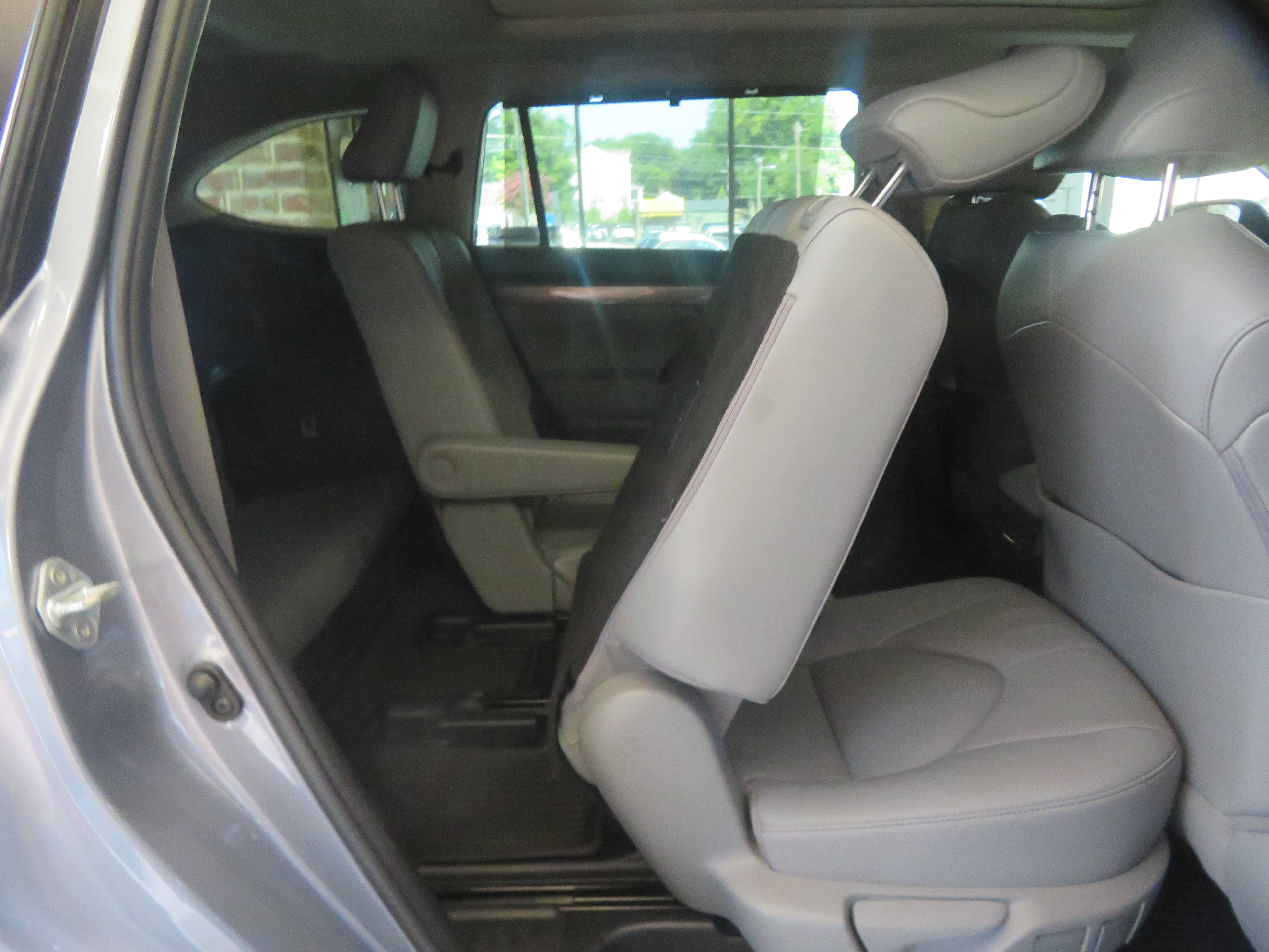 Used 2021 Toyota Highlander Platinum FWD image 28
