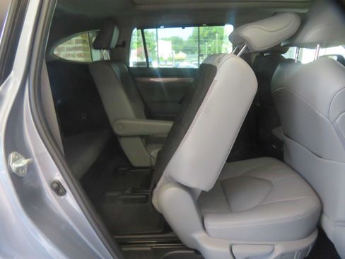 Used 2021 Toyota Highlander Platinum FWD image 28