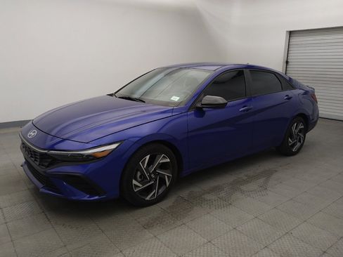Used 2025 Hyundai Elantra Sport FWD image 2