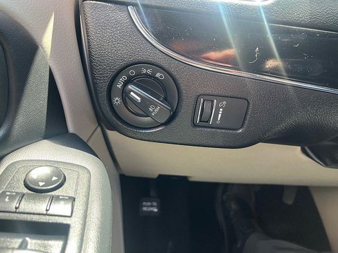 Used 2017 Dodge Grand Caravan SXT FWD image 32