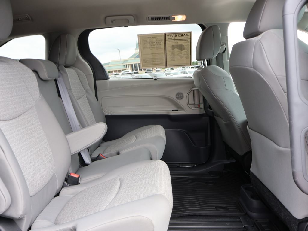 Used 2024 Toyota Sienna LE FWD image 11