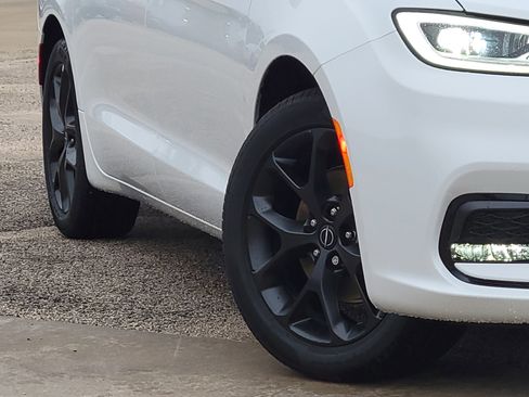 New 2026 Chrysler Pacifica Select image 10