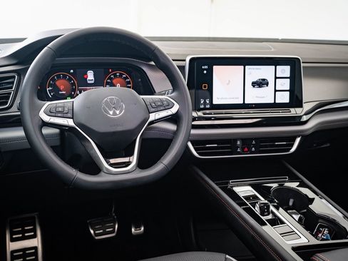 Used 2025 Volkswagen Atlas Peak Edition SE image 4