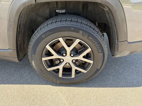 Used 2024 Jeep Grand Cherokee L Limited w/ Luxury Tech Group II image 24