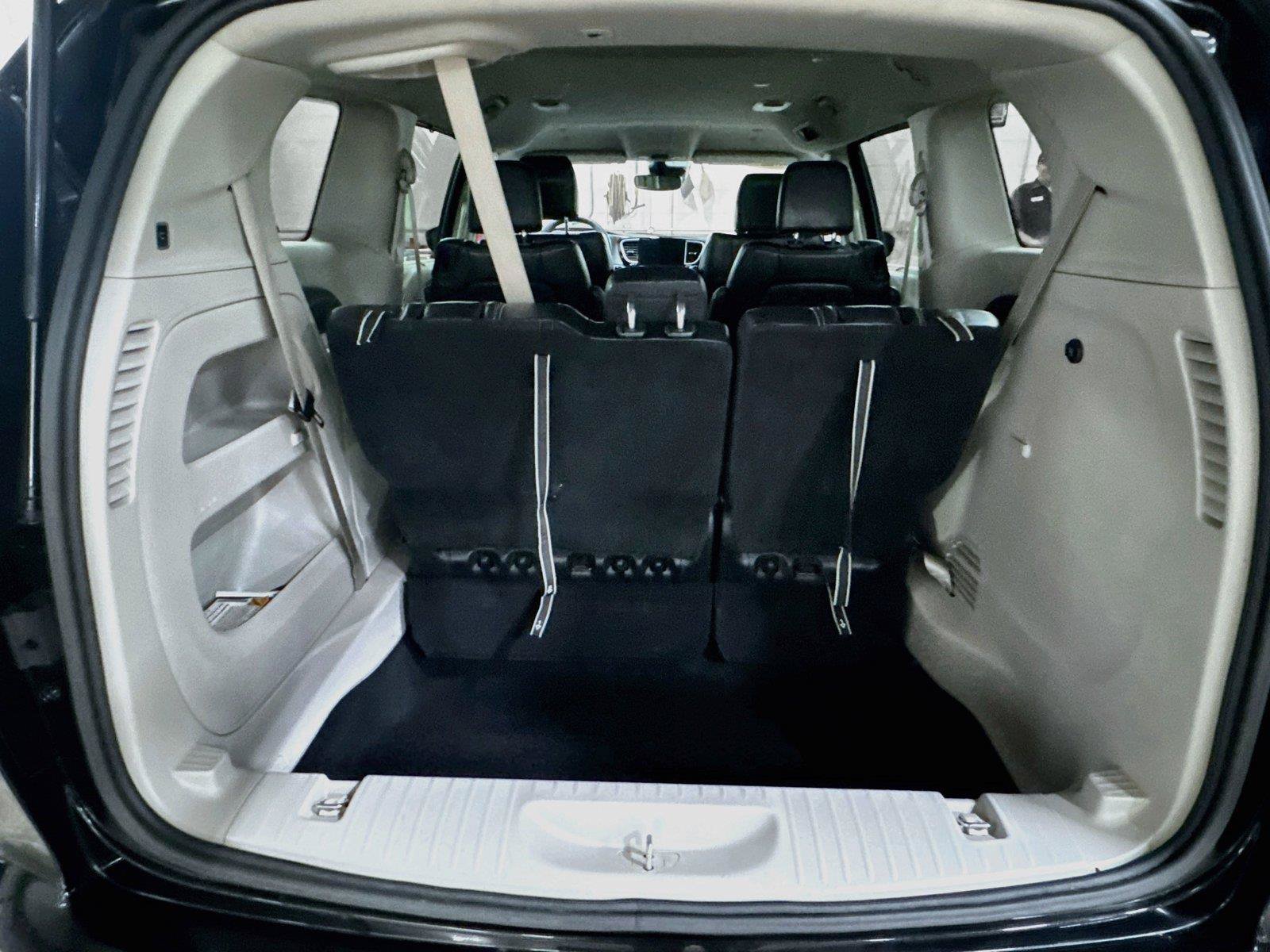 Used 2024 Chrysler Pacifica Touring-L FWD image 23