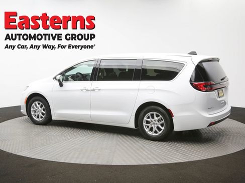 Used 2023 Chrysler Pacifica Touring-L image 63