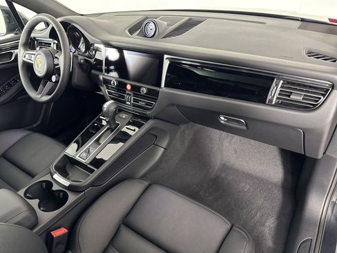 Certified 2025 Porsche Macan image 30