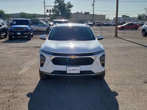 Used 2025 Chevrolet Trax LT FWD image 3