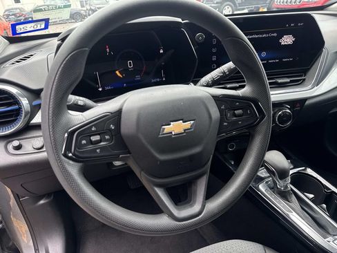 Used 2025 Chevrolet Trax LT FWD image 22