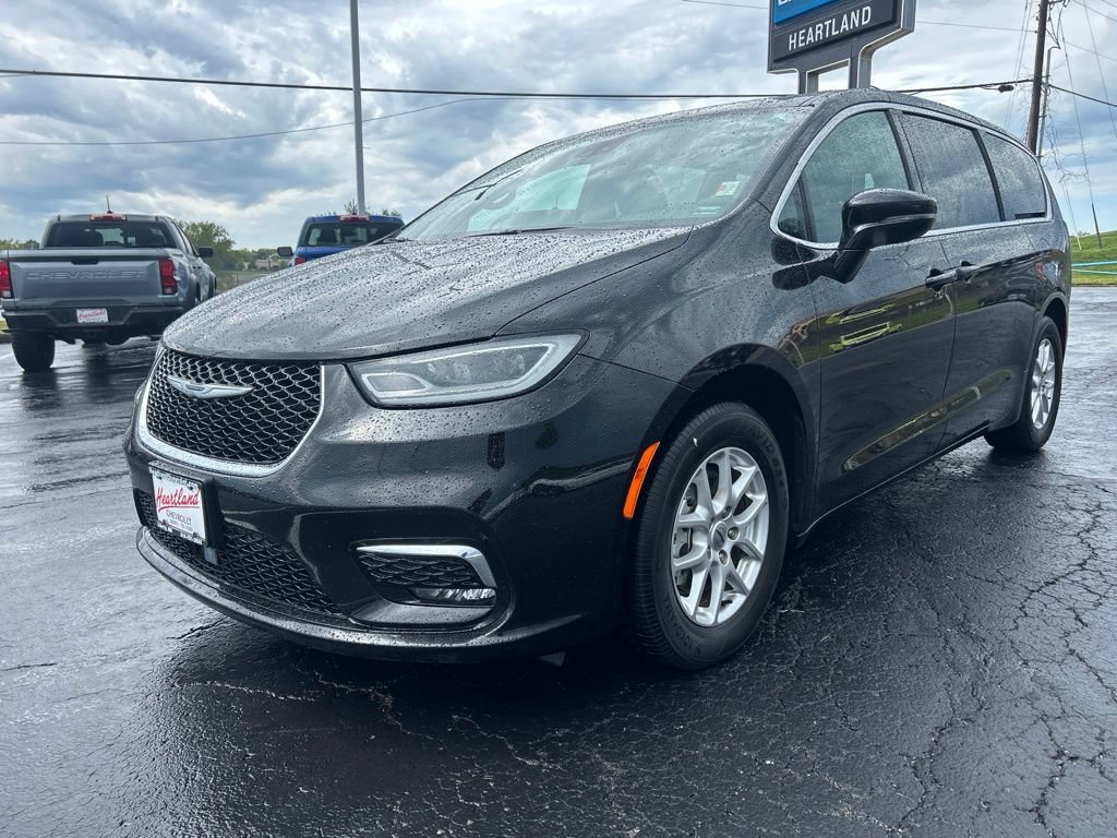 Used 2025 Chrysler Pacifica Select FWD 360° Tour