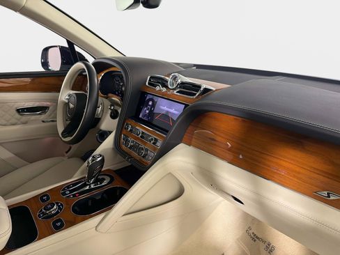 Used 2024 Bentley Bentayga Plug-In Hybrid image 25