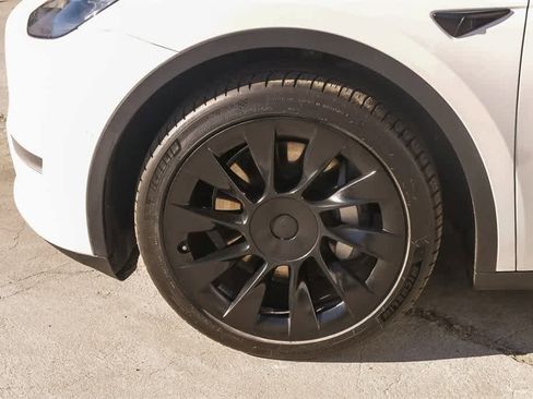 Used 2022 Tesla Model Y Long Range image 5