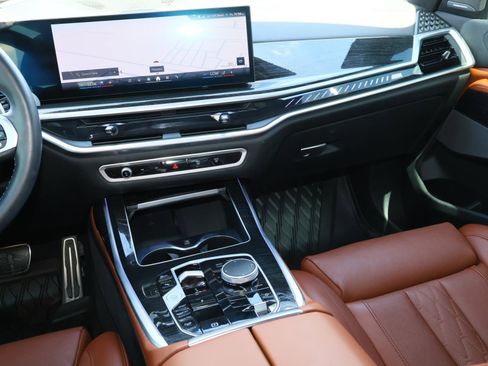 Used 2025 BMW X7 M60i image 13