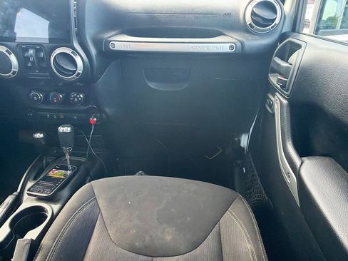 Used 2017 Jeep Wrangler Unlimited Sahara AWD/4WD image 17