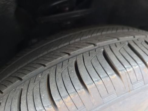 Used 2024 Ford Explorer XLT image 26