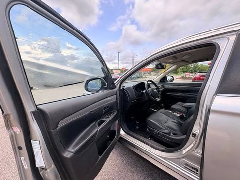 Used 2019 Mitsubishi Outlander SEL AWD/4WD image 17