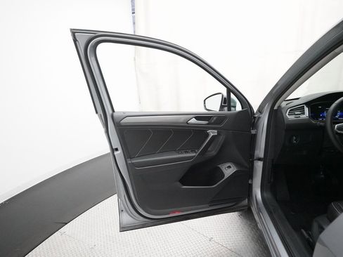 Used 2024 Volkswagen Tiguan SE image 29