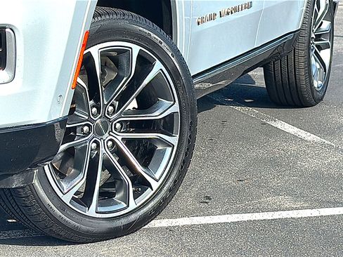 Used 2022 Jeep Grand Wagoneer Series III w/ Rear Seat Video Group 1 image 3