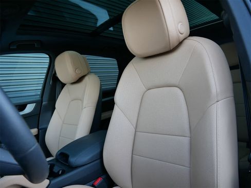 Used 2025 Porsche Cayenne image 5