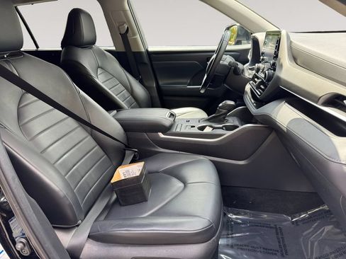 Used 2021 Toyota Highlander XLE AWD/4WD image 15