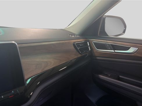 Used 2025 Volkswagen Atlas SE image 10