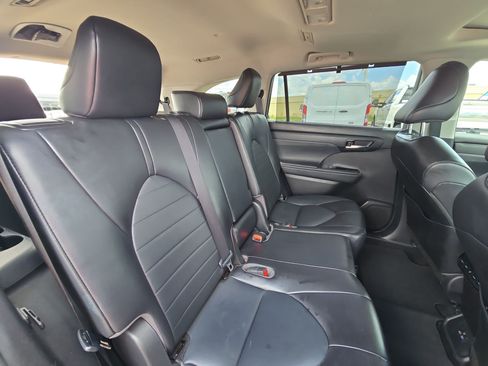 Used 2022 Toyota Highlander XLE FWD image 28