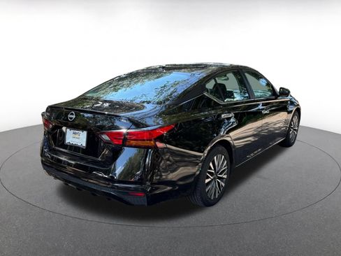 Used 2025 Nissan Altima 2.5 SV FWD image 12