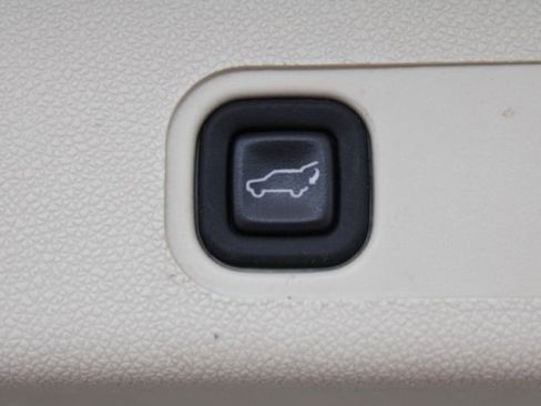 Used 2011 Cadillac Escalade Platinum image 10