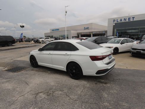 Used 2025 Volkswagen Jetta SE FWD image 16