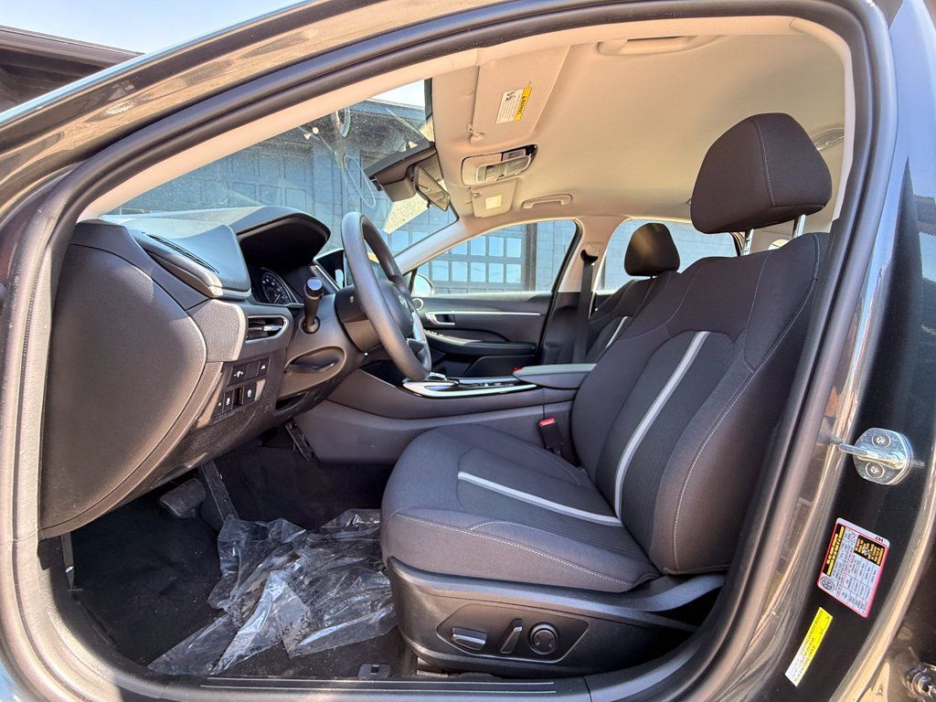 Used 2022 Hyundai Sonata SEL FWD image 2