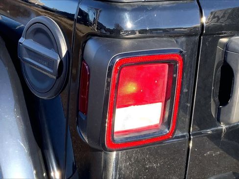 Used 2023 Jeep Wrangler Unlimited Rubicon image 29